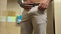 dotado tomando banho na academia - who's spying on this stud?