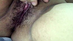 嘿，有人想我的紧致粉嫩小穴吗？我摸着就呻吟了！