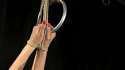 那是辣骚货在大屁股上射巨大一发吗？