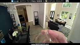 嘿，想看娇小年轻美女Lily Larimar VR骑你屌吗？