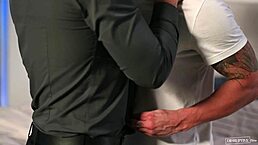 隐藏身份的医生第一次与帅哥伴游同性骑乘