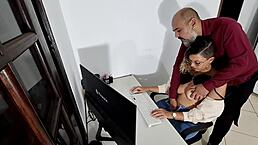 被勒索在第一天上班狗爬式指交。