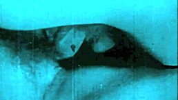 复古毛茸茸阴部动作，经典怀旧色情风格！