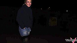 金发美女用火辣身材感谢面包车里的陌生人