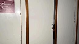 Grande Punho e Sexo Gay nas Cabines do Centro