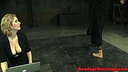 哟，丰满顺从妹脚被惩罚后在车库撒尿