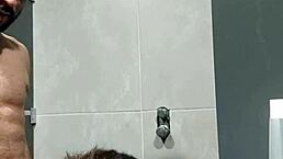 O cara ficou me olhando durante o treino levei ele pro banheiro e coloquei para mamar