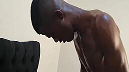 Dois amigos fudendo gostoso bareback com creampie e anal