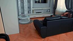 我抓到继母自慰，哇！