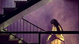 大屁股熟女在公共楼梯间猛喷水