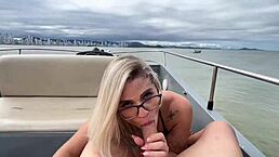 Loira casada n�o aguenta de tes�o e fode com marinheiro no pelo em passeio de lancha completo no red e sheer