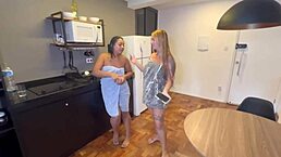 chamamos o vizinho pra abrir o pote de doce e ele abriu meu cu sheer e red