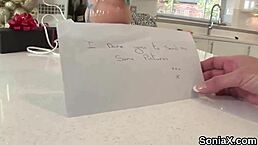 不忠英国熟女索尼娅在内衣恋物场景露巨乳