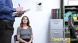 饥渴警官抓到瘦弱少女在商场偷东西，要求狂野口交！