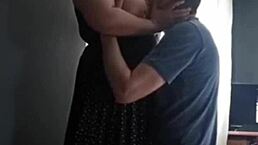 妈妈用丰满魅力引诱继子自制偷情