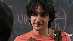 黑人老师安娜·福克斯猛操学生伊莱亚斯·卡什