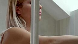 火辣金发Amy Douxxx感性玩弄后吃下巨量颜射