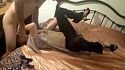 哇，这白骚货穿缎面内裤狗爬式真带劲！