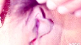 嘿，我爱吸吮捏弄那阴蒂！想加入这狂野捆绑玩吗？😈