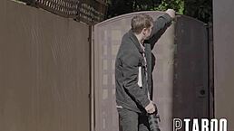 Chad Alva和Charlotte Sins在真实场景中分享激烈时刻像宠物狗