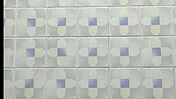 哇！隐藏摄像头拍到熟女大屁股在酒店尿尿！