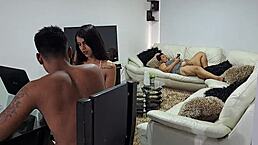 madura cachonda se masturba con hijastros presentes