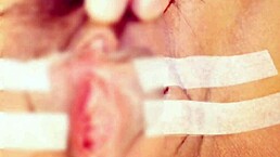 嘿，我爱吸吮捏弄那阴蒂！想加入这狂野捆绑玩吗？😈