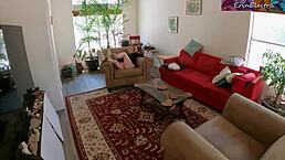 我抓到继母自慰，她让我加入传教士体位性爱