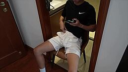 年轻 twink男孩用杯子自慰玩得high！