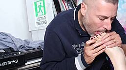 Il massaggio tells the story of an amateur milf receiving a relaxing massage.