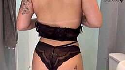 哟，淋浴玩乐比亚·霍特和妮可·罗曼诺夫超狂野！