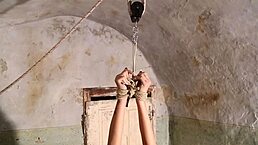 露娜在南美监狱忍受残酷痛楚第2部，绑起来剃毛生猛业余动作！