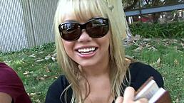 金发美女穿高跟鞋被大屌猛插屁股