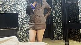 Milfycalla 棕毛连帽夹克上满是精液