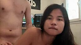 瘦弱亚洲18岁少女在父母回来前被猛干。快点！