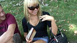 金发美女穿高跟鞋被大屌猛插屁股