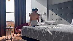 超赞！豪华酒店gay幻想，业余猛男硬深喉吞大黑屌