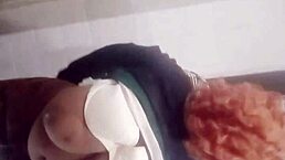 坏男孩在卧室里玩弄大奶继母