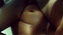 坏男孩在卧室里玩弄大奶继母