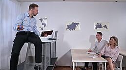 妈的，教室浪荡18+少女Rebecca Volpetti和Cherry Kiss双龙入洞