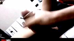 Morena Novinha 用热屁股和舌玩干 Dotado