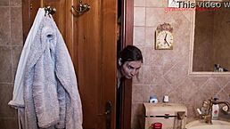 无辜入侵者被抓住无情惩罚