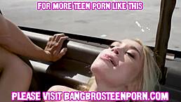 可爱金发18岁少女上巴士换钱玩乐！