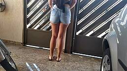 热辣邻居穿紧身牛仔短裤挑逗所有人！