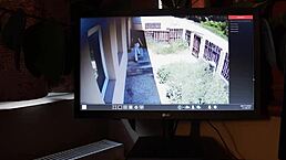 无辜入侵者被抓住无情惩罚