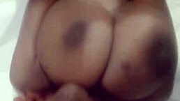 坏男孩在卧室里玩弄大奶继母