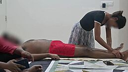 就在老婆面前向按摩女孩闪露我的鸡巴。