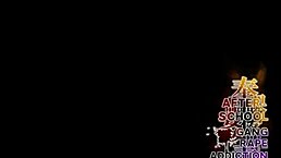 金发动漫女孩在剧集中享受无尽乐趣