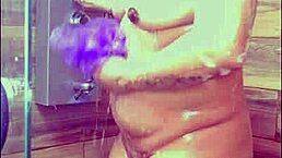 me pongo caliente y me ducho para bajar la calentura y termino con un rico orgasmo