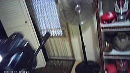 眼镜亚裔金发在后台和Maxxx Loadz聊天